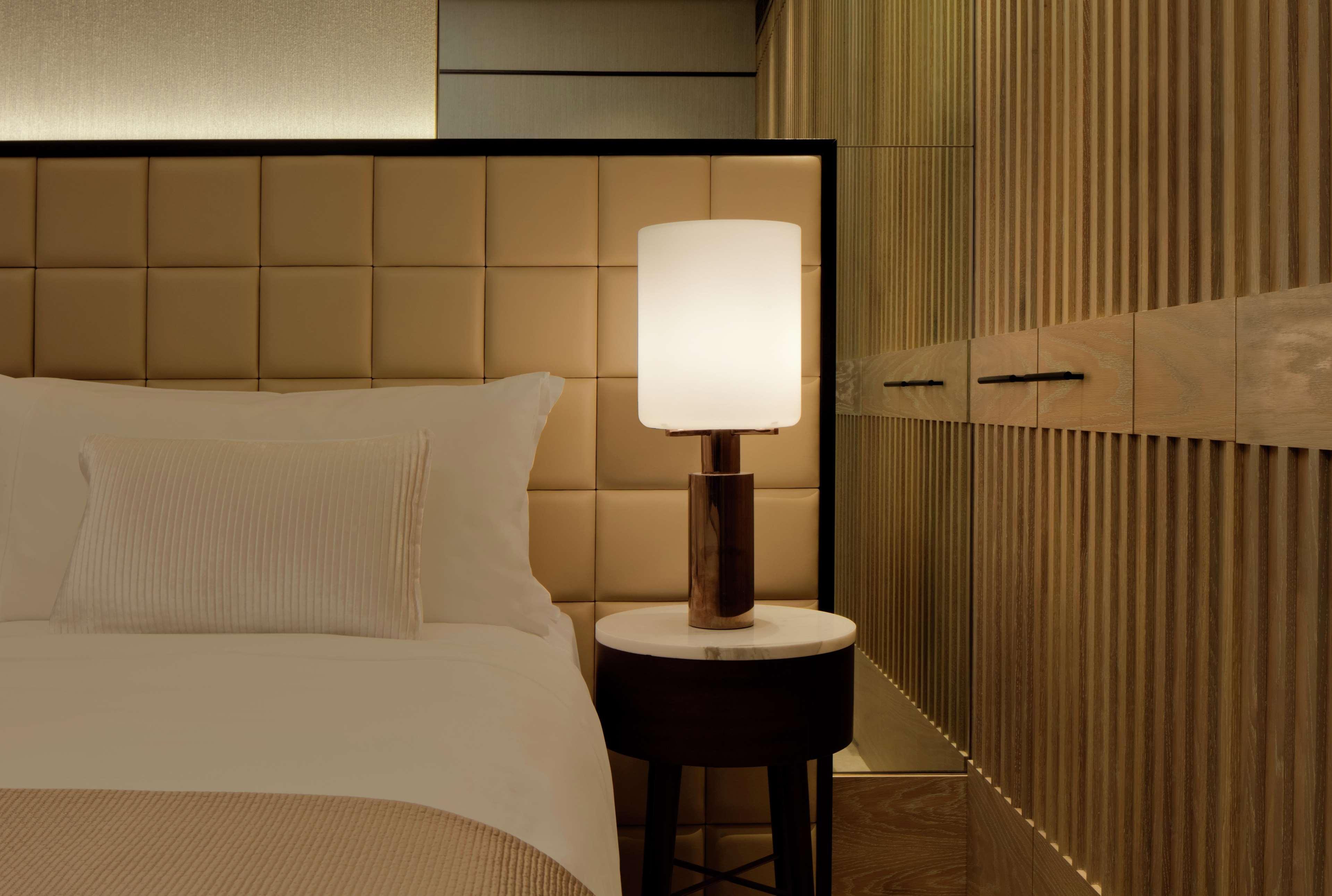 Hotel Waldorf Astoria Dubai International Financial Centre Exteriér fotografie A table lamp